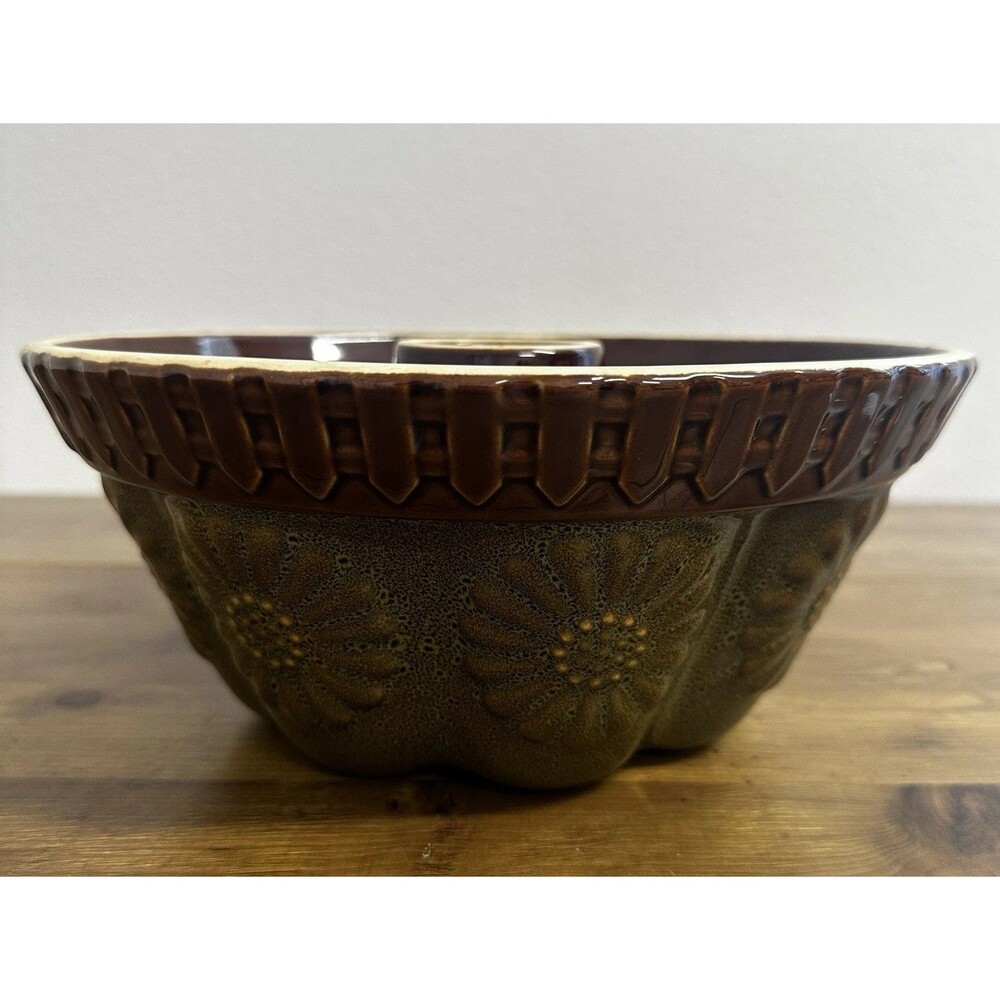 Farmhouse Pottery Vintage 70s Bundt Cake Mold Dish